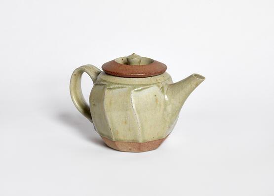 Small cut teapot (lidded) (date unknown)